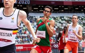 He finished third in the 400 metres at the 2011 world youth championships. Diwvngozs8gq6m