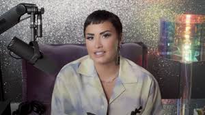 La cantante habló de su propia identidad en su podcast. Demi Lovato Se Identifica Como Persona No Binaria El Marco Amarillo