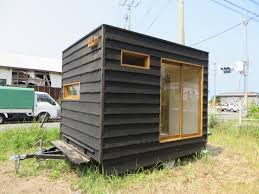 普通車利用で移動可 家族で暮らせる移動式避難所 小屋を見てきた 小屋 コンテナハウス 屋根のデザイン