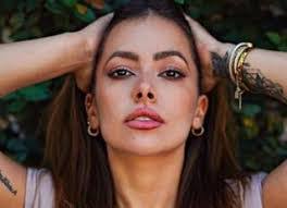 Ariana Valentina's Instagram, Twitter & Facebook