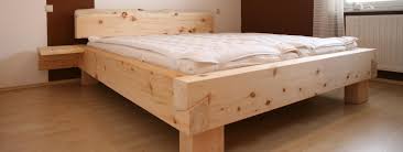 Kaum ein anderes bett ist so rustikal verarbeitet wie das balkenbett, das mit extra dicken balken, vielen ästen, gewollten trocknungsrissen und oft grober oberfläche überzeugt. Balkenbetten Und Massivholzbetten By Schreinerei Burkhardt