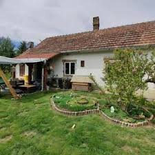 A large foyer covered with wood panels, an old cinema room, a gallery, some workspaces and a terrasse with a direct view to the tv tower. Auslands Hauser Aus Ungarn Gunstig Kaufen Ebay