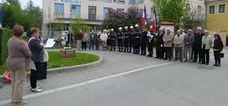 La structure est un témoignage de. Le 8 Mai 2015 Au Monument Aux Morts De Pont Du Fosse Le Pont Entre Vous Et Nous