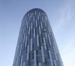 Statutul de cea mai inalta cladire ii revine lui burj khalifa din dubai, cu 828 metri, masurand cu peste 200 de metri mai mult decat orice alta cladire din lume. Cea Mai Mare TranzacÅ£ie ImobiliarÄ Din 2015 Oracle A Inchiriat 9 Etaje Din Skytower 24 02 2015 Bursa Ro