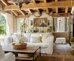 Il Salotto In Stile Rustico Si Compone Di Arredo In Colori Chiari E Tanti Dettagli In Legno Arredamento Stile Toscano Arredamento D Interni