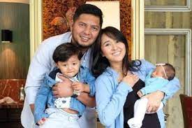 Maybe you would like to learn more about one of these? 6 Tahun Jalin Biduk Rumah Tangga Yang Kian Harmonis Chua Kotak Beri Kejutan Spesial Sampai Siapkan Buket Bunga Di Momen Ulang Tahun Sang Suami Netizen Langsung Banjiri Ucapan Manis