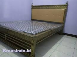 Ada yang terbuat dari kayu dan juga besi, biasanya hanya dua material ini yang menjadi pilihan tempat tidur. 25 Ide Ranjang Di 2021 Keranjang Keranjang Besi Minimalis