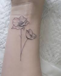 C'est un beau coquelicot rouge tatoué sur l'intérieur. 30 Inspirations De Tatouages Pour Le Printemps