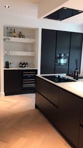 in amsterdam hebben we deze fraaie keuken geplaatst de keuken is greeploos en voorzien van houtfineer fronten keuken ontwerp keuken ontwerpen keuken interieur