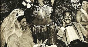 تزوجت مؤخراً من المطرب المصري أحمد سعد وأثارت الزيجة جدلاً شديداً لأكثر من سبب فزوجها كان خطيب الفنانة ريم البارودي وفارق السن كبير بينهم فهي تكبره بعدة. Ø´Ø§Ù‡Ø¯ ØµÙˆØ± Ù†Ø§Ø¯Ø±Ø© Ù„Ø´Ù…Ø³ Ø§Ù„Ø¨Ø§Ø±ÙˆØ¯ÙŠ Ù…Ø¹ Ø²ÙˆØ¬Ù‡Ø§ Ø§Ù„Ø³Ø§Ø¨Ù‚ Ø§Ù„Ø£Ù…ÙŠØ± Ø®Ø§Ù„Ø¯ Ø¢Ù„ Ø³Ø¹ÙˆØ¯ ÙÙŠ Ù„Ø­Ø¸Ø§Øª Ø±ÙˆÙ…Ø§Ù†Ø³ÙŠØ© Ø§Ù„ÙˆÙØ¯