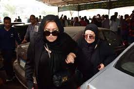May 29, 2021 · وغابت الفنانة دلال عبد العزيز عن جنازة زوجها الفنان سمير غانم والذي رحل عن عالمنا يوم الخميس 20 مايو الجاري، وشيعت جنازته، الجمعة، من مسجد المشير بالتجمع الخامس إلى مثواه الأخير، وتم دفنه. Ø±ØºÙ… Ø­Ø¶ÙˆØ±Ù‡Ø§ Ø¬Ù†Ø§Ø²Ø§Øª ÙƒÙ„ Ø§Ù„Ø±Ø§Ø­Ù„ÙŠÙ† Ø¯Ù„Ø§Ù„ Ø¹Ø¨Ø¯ Ø§Ù„Ø¹Ø²ÙŠØ² ØªØºÙŠØ¨ Ø¹Ù† ÙˆØ¯Ø§Ø¹ Ø²ÙˆØ¬Ù‡Ø§ ÙÙ† ÙˆØ«Ù‚Ø§ÙØ© Ø§Ù„ÙˆØ·Ù†