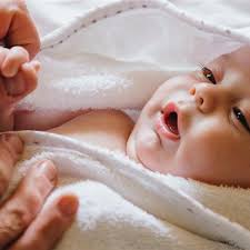 It can be seen in the first few weeks of life, after the umbilical cord has dried and fallen off. Bathing Your Baby Healthychildren Org
