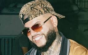 Farruko tuvo una infancia donde tuvo algunos problemas económicos, de hecho su abuelo (quien le apodaba farruko al joven carlos efren y fue su maxima inspiración) se suicidó tras afrontar una. Farruko Lanza Remix De La Toxica Noticias Locales Policiacas Sobre Mexico Y El Mundo El Occidental Guadalajara