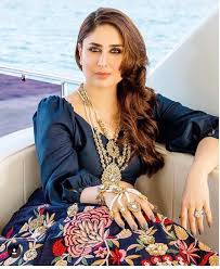 Wow Bebo Striking A Pretty Pose For Her Latest Photoshoot In Dubai Bollywood Bollywood Fashion Kareena Kapoor Khan Kareena Kapoor