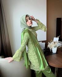 Dress batik dengan model kerah kemeja, lengan pendek kerut via www.pinterest.com. Referensi Kebaya Hijau Yang Bikin Kamu Lebih Anggun Dan Cantik