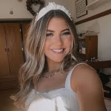 Elise Ferris's Instagram, Twitter & Facebook