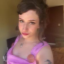 Abigail Bird's Instagram, Twitter & Facebook