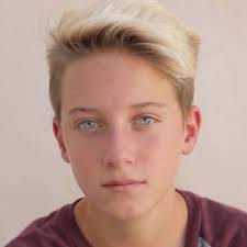 Dakota Lewis's Instagram, Twitter & Facebook