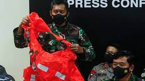 El gobierno de indonesia reportó el hallazgo de restos del submarino que desapareció el miércoles pasado, por lo que considera que se partió y que sus 53 el comandante de las fuerzas armadas de indonesia, hadi tjahjanto, dijo que que los restos y el combustible hallado cerca del sitio donde el. Vuanbqyi Zuo8m