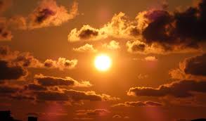 En el solsticio de verano, el sol sale por detrás de la piedra del talón, la antigua entrada al lugar, y los rayos de luz solar se canalizan hacia el centro de la construcción. Solsticio De Verano 10 Curiosidades Que Tienes Que Saber Sobre El Verano Que Comienza Ciencia