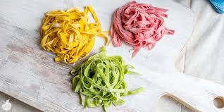 Semplice senza lievito ingredienti 300 g farina integrale di farro monococco 1 uovo 100 ml acqua sale q.b. Pasta Fresca Fatta In Casa Tricolore Il Goloso Mangiar Sano