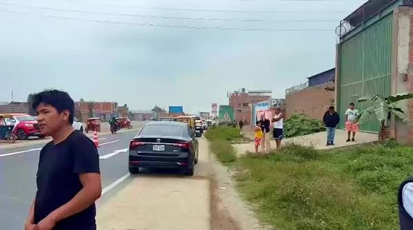 🚨#AHORA | Hallan a dos personas s¡n v¡d4 dentro de una camioneta en  Carapongo, distrito de Lurigancho-Chosica., Según información preliminar,  una vecina alertó a las autoridades al notar que el ...