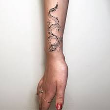 1001 Ideen Und Beispiele Fur Die Unglaublich Schonen Tattoo Drachen Dragon Tattoo For Women Tattoos Dragon Tattoo Designs