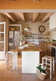 Esta preciosa cocina demuestra lo contrario, nos encanta la isla de madera natural y las 11 de 17. Mobiliario De Obra Decoracion De Cocinas Rusticas Decoracion De Cocina Cocinas De Estilo Rustico