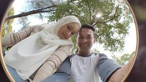 Elly was previously married to film director azmi hatta from november 2014 to october 2015. Elly Mazlein Berbaik Dengan Azmi Hatta Ini Respon Faye Kusairi Iluminasi