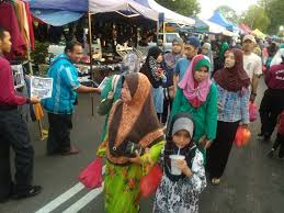 Keluhan peniaga pasar malam seksyen 16, bandar baru bangi mengenai arahan berpindah daripada tapak berniaga 35 tahun. Pasar Malam Ke Arah Patuh Syariah Di Bangi