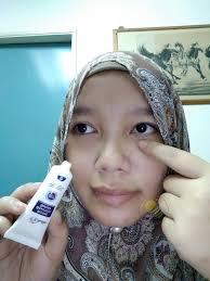 Lingkaran hitam di bawah mata cenderung untuk menambah tua penampilan anda lebih dari kerutan wajah atau rambut putih. Cara Hilangkan Lingkaran Gelap Dan Kedutan Bawah Mata Lovely Bee
