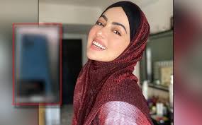 Sana khan is in maldives with her husband anas saiyad. Sana Khan Gets An Expensive Gift From Hubby Anas Saiyad On Their One Month Wedding Anniversary