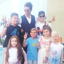 Νεο album σακησ ρουβασ και φοιβοσ στη συνεργασια τησ χρονιασ! Sakhs Roybas Fwtografh8hke Me Paidia Poy Dinoyn Maxh Gia Th Zwh Toys Pic Patras Events