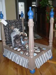 This modern side table in a kennel in one is the perfect solution for your home. Doggie Bed Made Out Of An Upside Down End Table Credit Christina Glass Want More Diy Ideas Join Our Free Newsletter Now Cli Diy Dog Bed Dog Bed Diy Pet Bed