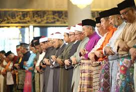 Foto menunjukkan dia sebuah masjid di forum islam. Pm Tunai Solat Aidilfitri
