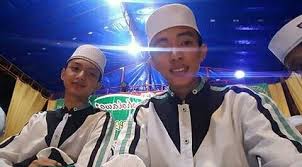 Wirda mansur dan gus azmi belakangan terlihat dekat karena sedang terlibat dalam proyek film yang sama. Azmi Dan Ahkam Fotografi Remaja Selebritas Remaja