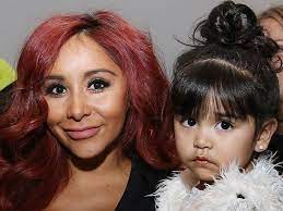 It has been reported that snooki has dyed her hair while pregnant, but she used dyes that were ammonia free and in the safest way possible. Snooki Was Mom Shamed For Not Combing Daughter Giovanna S Hair Allure