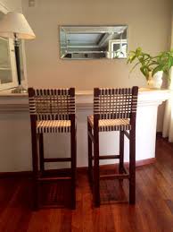 Si te gustan las decoraciones de cocina que cuentan con una especie de bar, las sillas altas con. Banquetas Altas Para Bar Decoracion Para El Hogar Muebles De Campo Casa De Campo Madera Y Cuero Silla Decoracion De Cocina Taburetes Tapizados Sillas