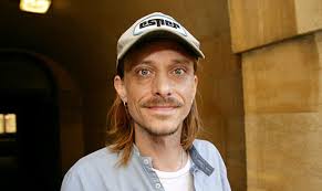 Noel Fielding, Sheridan Smith and many more celebrate their Big Issue  vendors