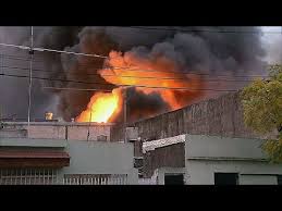 Tras seis horas de trabajo. Veinte Dotaciones De Bomberos Combaten Un Incendio En Un Deposito En Caseros Youtube