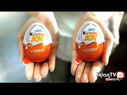 Karena bentuknya telur, maka iklan kinder surprise pada tahun 1980 juga mengusung konsep yang sama, dan menjadikan humpty dumpty sebagai tokoh utama, yaitu mahluk menyerupai telur yang duduk di atas dinding. Iklan Kinder Joy Rich In Milk With Surprise In Side Youtube