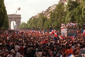 La coupe du monde de football est enfin de retour ! Defile Sur Les Champs Elysees Reception A L Elysee Le Programme A Venir Des Bleus