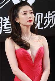 mingxinglove on X: #江疏影参加腾讯视频星光大赏颁奖盛典时的走红毯照片花絮，#大尺度深V爆乳#露胸装，高清#4K  分辨率原图无修多图下载#