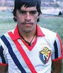 CLUB DEPORTIVO EL NACIONAL DE QUITO 🇪🇨 💥Fernando "La Fiera" Baldeon. ❤️  Años 80s. 💙 Eran de esos jugadores que metían miedo en la áreas rivales.