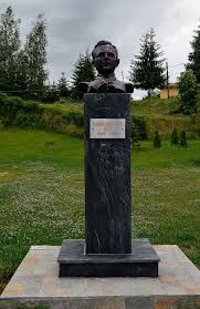 Sabahattin ali, 1907 yılında edirne'ye bağlı olan eğri dere de dünyaya gözlerini açmıştır. Sabahattin Ali Wikidata