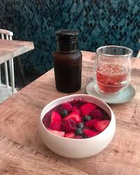 Commencer La Journee Par De La Fraicheur Avec Une Soupe De Fruits Et Un Cafe Frappe Par Joachim Bouveron Chez Ho En 2020 Soupe De Fruits Fruits De Saison Cafe Frappe