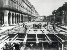 La Rue De Rivoli Inaccessible En 1899 Construction Du Metro En Cours Ratp Paris Tourisme Transport Vintage Metro Paris Metro Parisien Vieux Paris