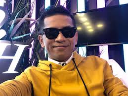 Pehhh kaya laaaa umah ada kolam mandi. Elok-elok Bell dalam tu, hahaha.. “ 