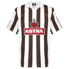 Trikots, schals und mehr für fans, totenkopf klamotten für die straße, jährlich wechselnde lifestyle kollektionen für das echte leben, klimbim für daheim und unterwegs und. Buy Retro Replica St Pauli Old Fashioned Football Shirts And Soccer Jerseys