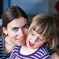 Jeg husker jeg drømte om dagen jeg kunne ha en baby med babyhud. Da ungene  ble født, måtte vi smøre og bandasjere huden deres dag og natt. Feil mat  gir symptomer. Og